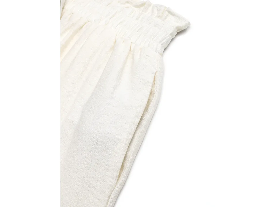 Close-up of the side pocket on the white pants.